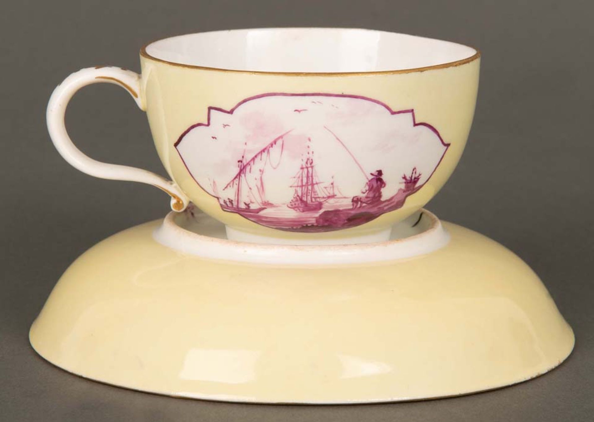 Tasse mit Unterschale. Meissen 1750. Porzellan, purpur bemalt mit Uferlandschaften auf gelbem - Bild 2 aus 3