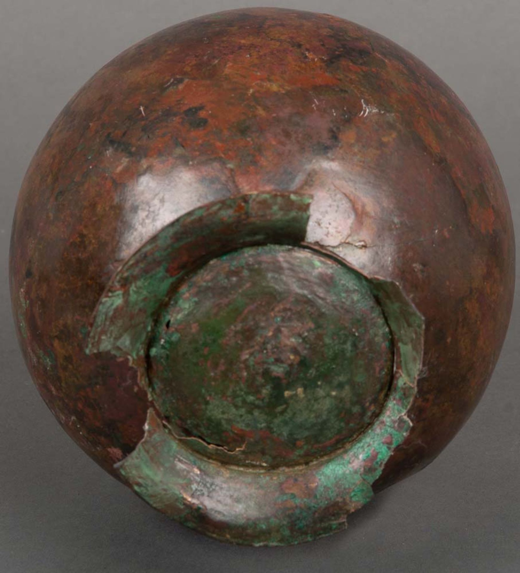 Henkelkanne. Lt. Rechnung Urartu 8. Jh. v. Chr. Bronze, getrieben, H=24,2 cm. Provenienz: Athena, - Bild 4 aus 4