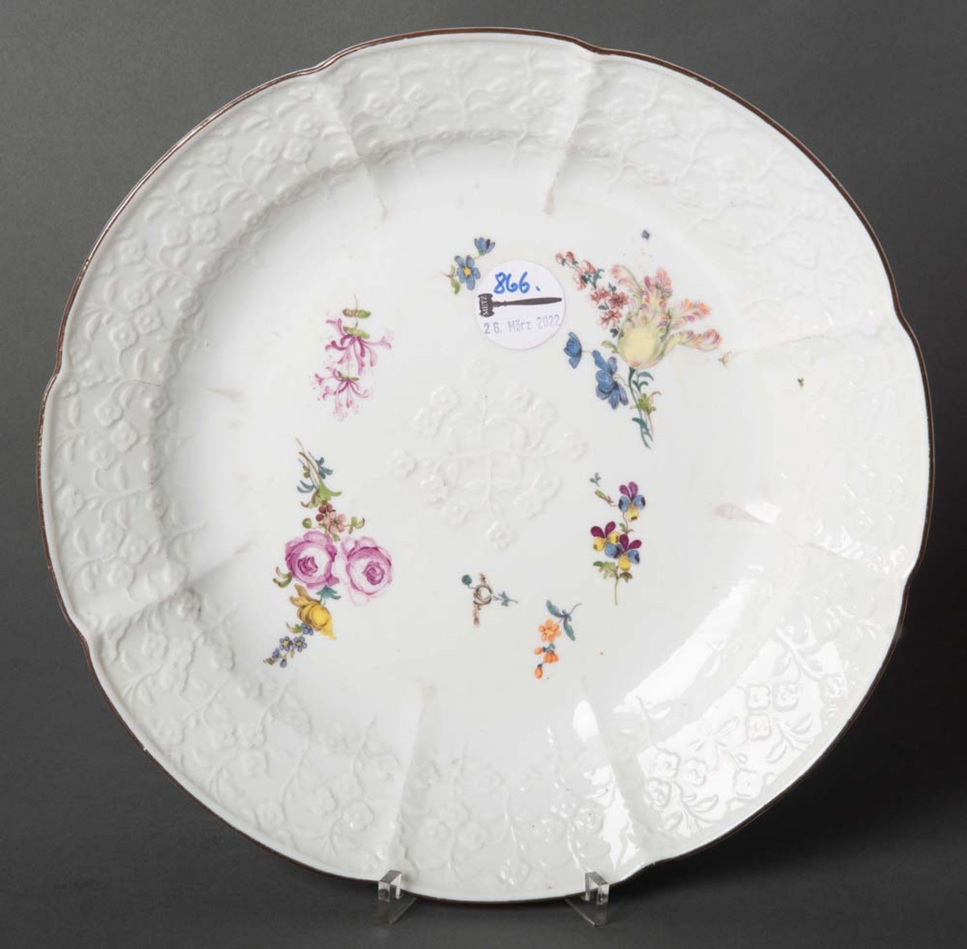 Große runde Platte. Meissen 1750. Porzellan mit Blütenrelief. Freiräume bunt floral bemalt. Verso