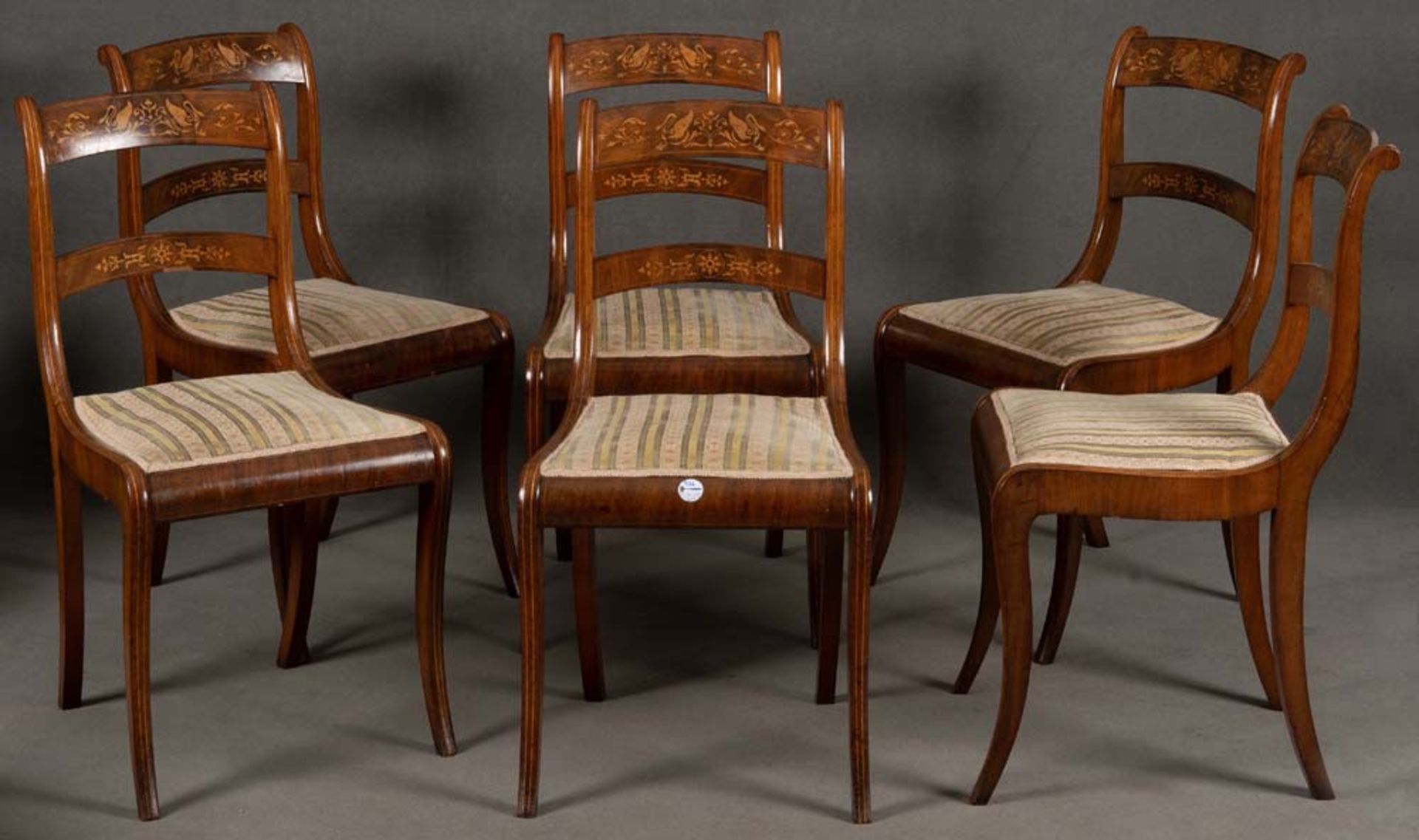 Sechs Biedermeier-Stühle. Wohl Lübeck 19. Jh. Mahagoni, furniert, mit Fadeneinlagen, marketiert