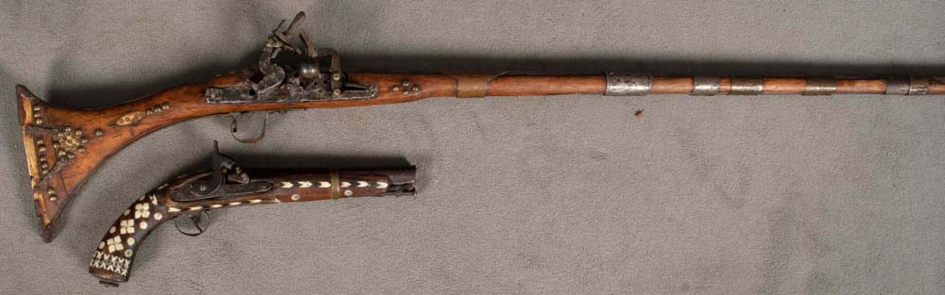 Steinschlossgewehr, Gesamtlänge 151 cm, Lauf=118 cm. Perkussionspistole, Gesamtlänge 40 cm, Lauf=