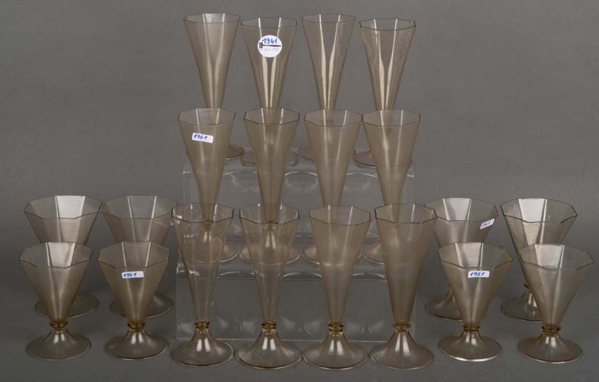 Konvolut Sektflöten, Wein-/Wassergläser. Glas, leicht gefärbt, H=12,5 bis 18,5 cm