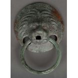 Löwenkopfgriff. Lt. Rechnung Römisch 2./3. Jh. n. Chr. Bronze, reliefiert, mit beweglichem Ring. H=