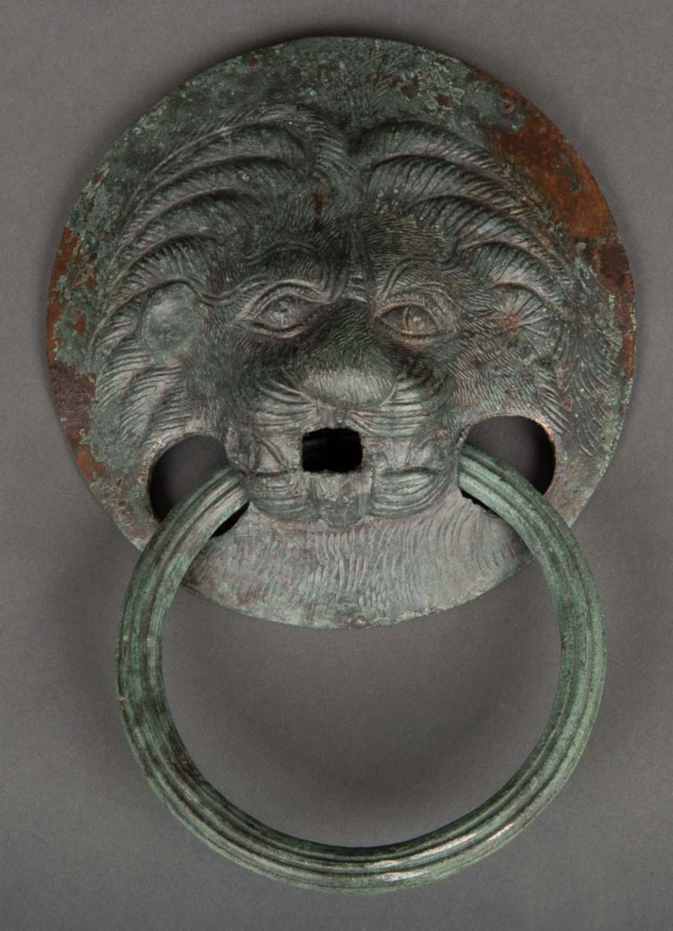 Löwenkopfgriff. Lt. Rechnung Römisch 2./3. Jh. n. Chr. Bronze, reliefiert, mit beweglichem Ring. H=