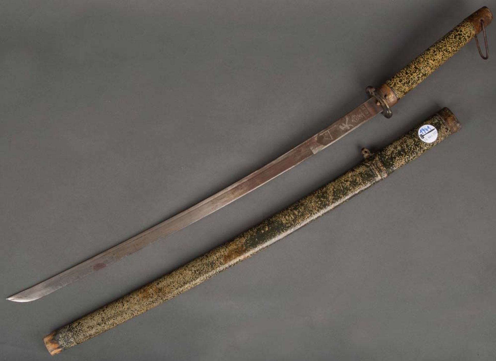 Katana mit Tsuba. Japan 20. Jh. Gesamtlänge 96 cm, Klinge 65 cm.