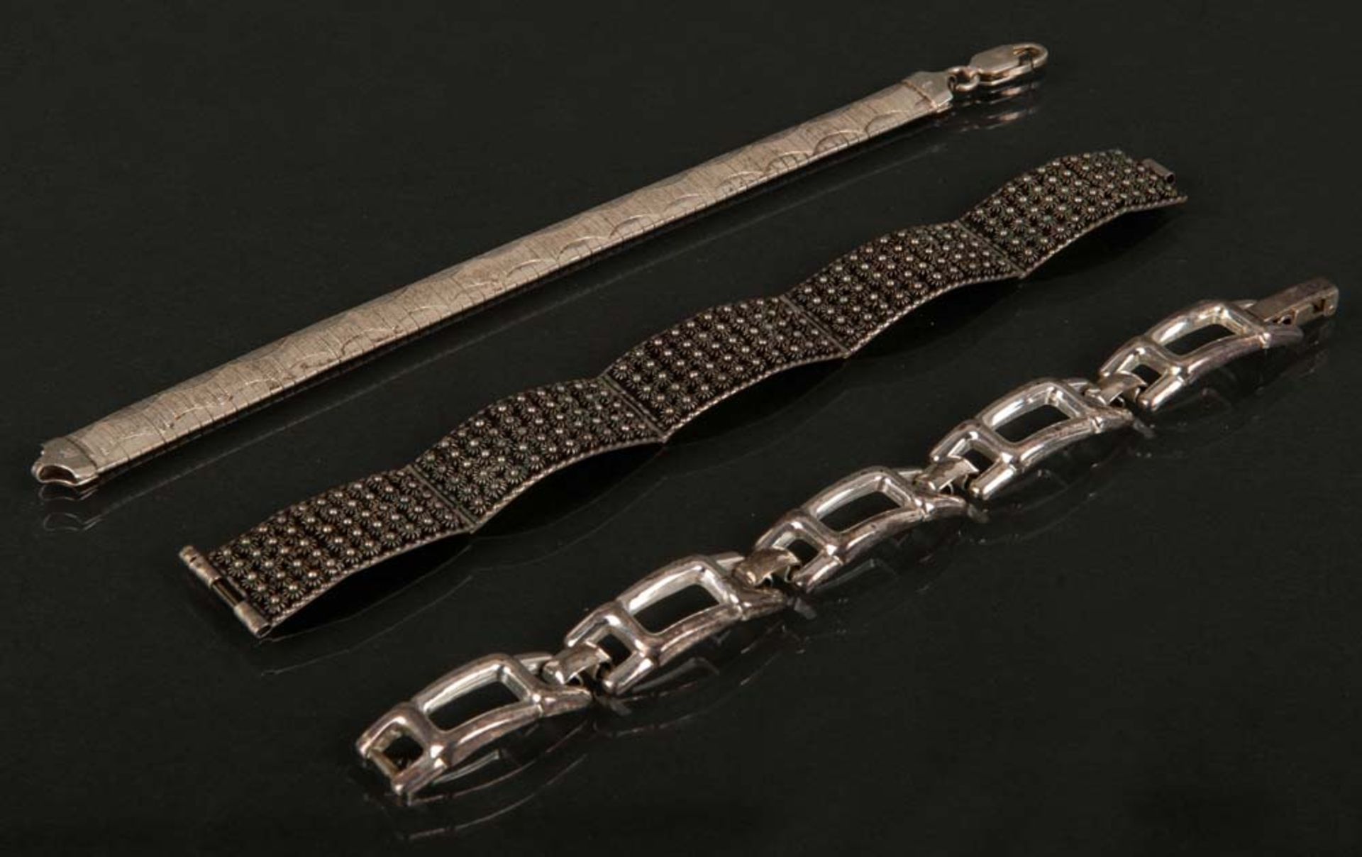 Drei Armbänder. Silber, ca. 64 g, L=18 / 19,5 cm.