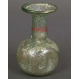 Kleine Vase. Wohl Römisch 1./2. Jh. n. Chr. Schlieriges Glas, lüstrierend, H=10,4 cm. Provenienz: