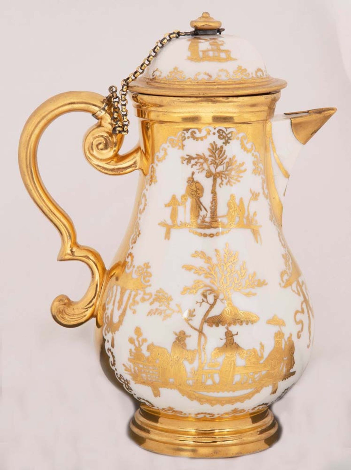 Hohe Kanne. Meissen um 1725. Beide Schauseiten bemalt mit Goldchinoiserien, teilw. radiert. Weißes - Bild 3 aus 4