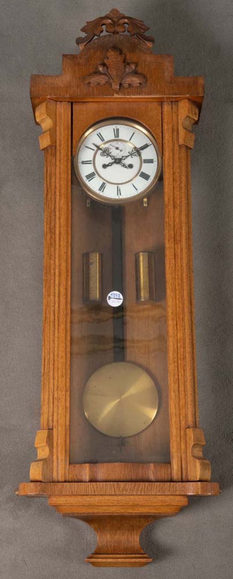 Regulator. Wien 1880. Massiv Eiche, teilw. furniert, Uhrwerk verso sign. „Gustav Becker“, H=112