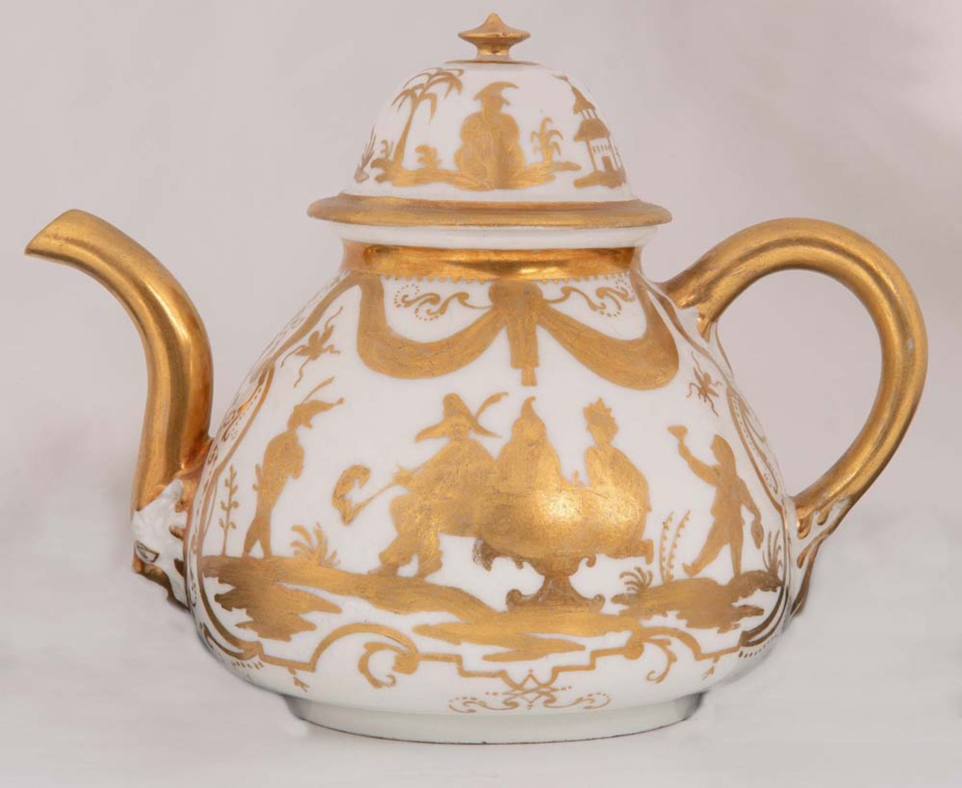 Teekanne, Meissen 1723-25, Balusterförmig, sich nach oben verjüngend, mit gebogtem Ohrhenkel und