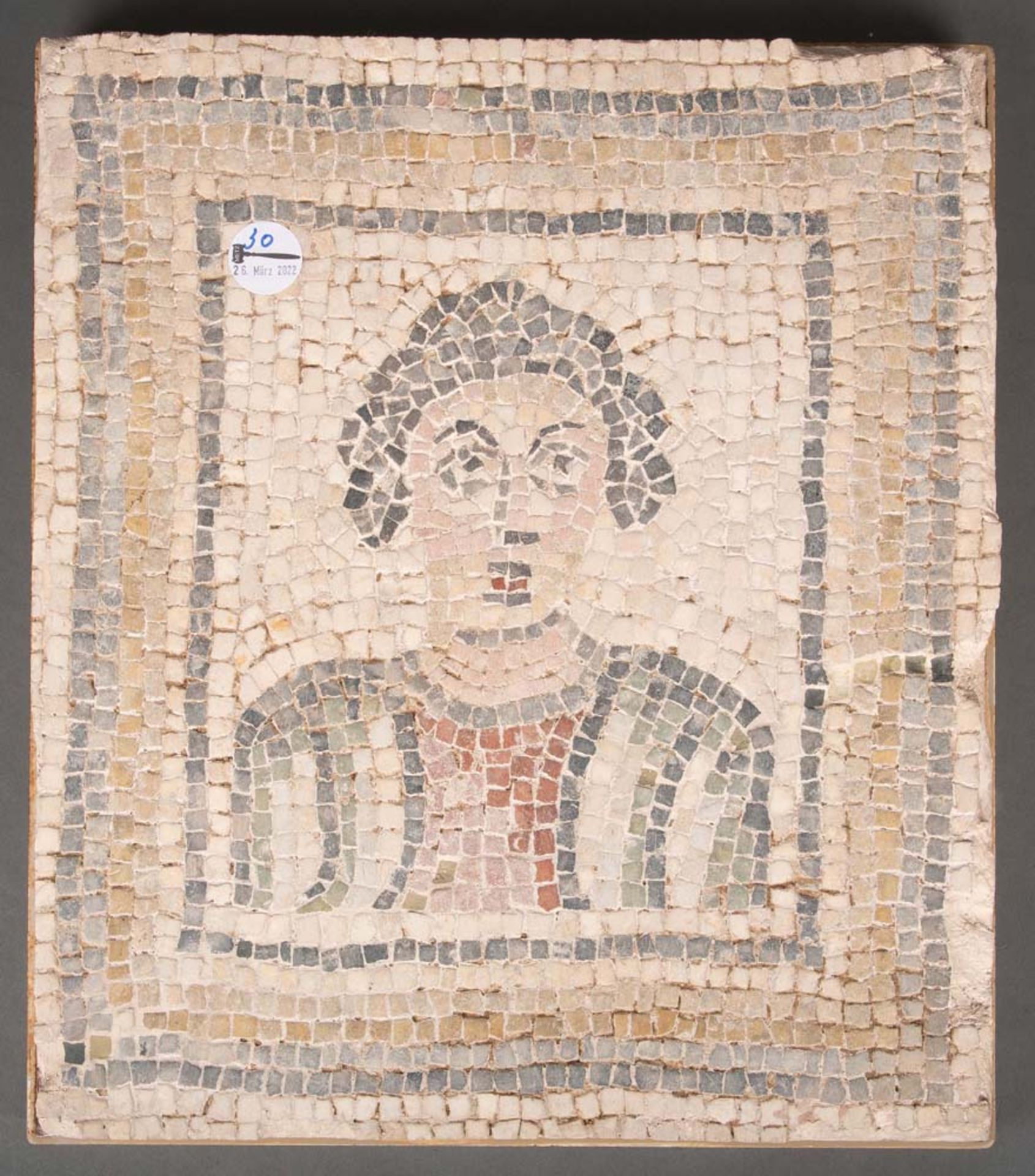 Mosaikbild. Wohl byzantinisch 3. bis 4. Jh. n. Chr. Neuzeitlich aufgezogen, H=46,5 cm, B=40 cm.