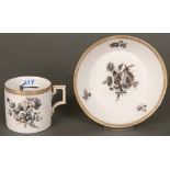 Tasse mit Unterschale „Konische Form“. Berlin 1795. Porzellan, schwarzlot floral bemalt, mit