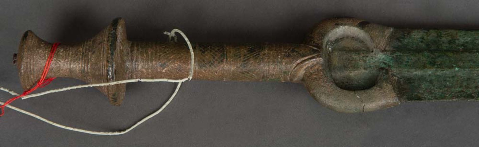 Kurzschwert. Elamit Königreich, Haft Tappen, Iran, Späte Bronzezeit. Bronze geschmiedet, L=57 cm. - Bild 3 aus 4