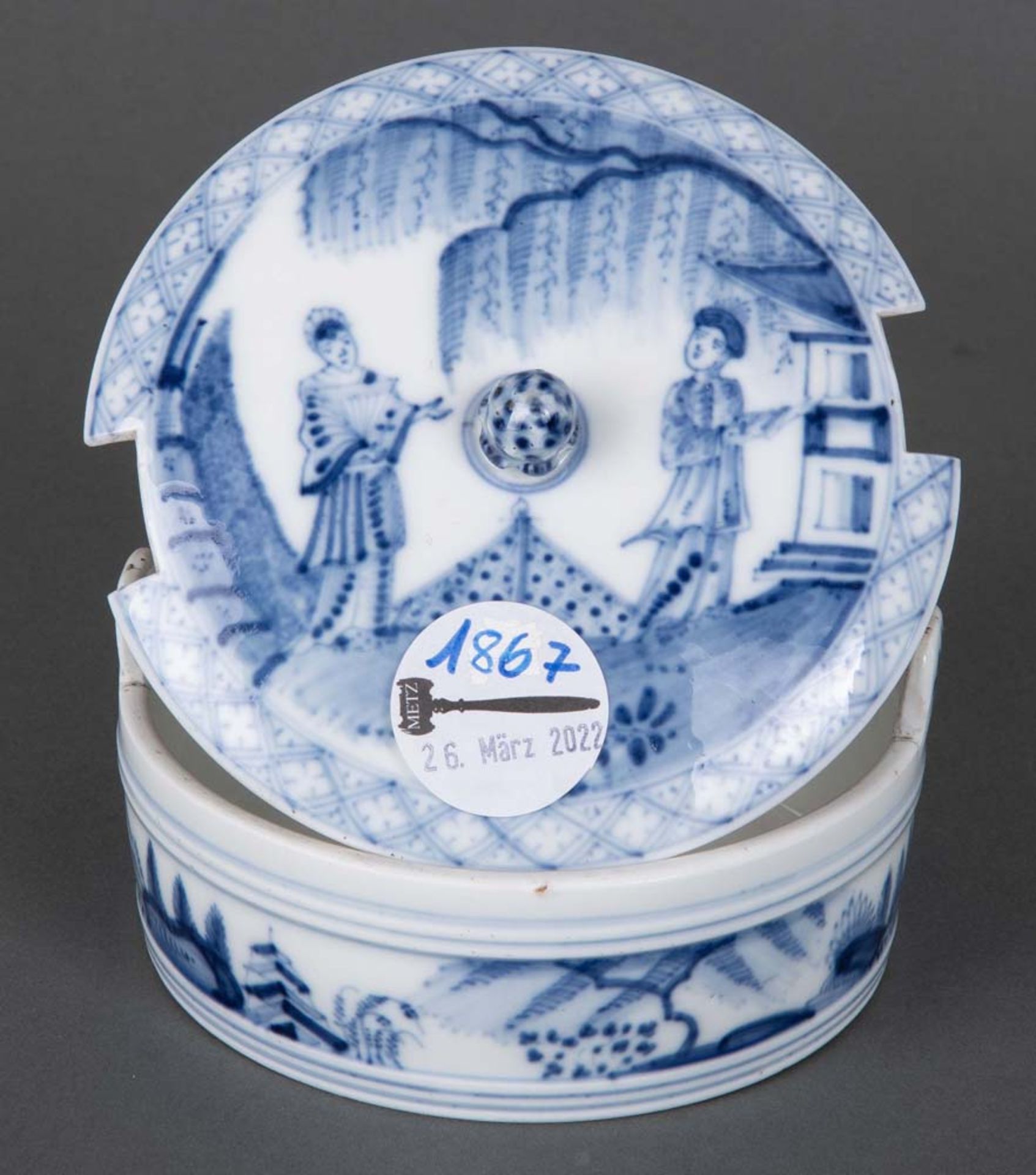 Runde Butterdose. Meissen 1730. Porzellan, unterglasurblau bemalt mit Chinoiseriendekor. Im
