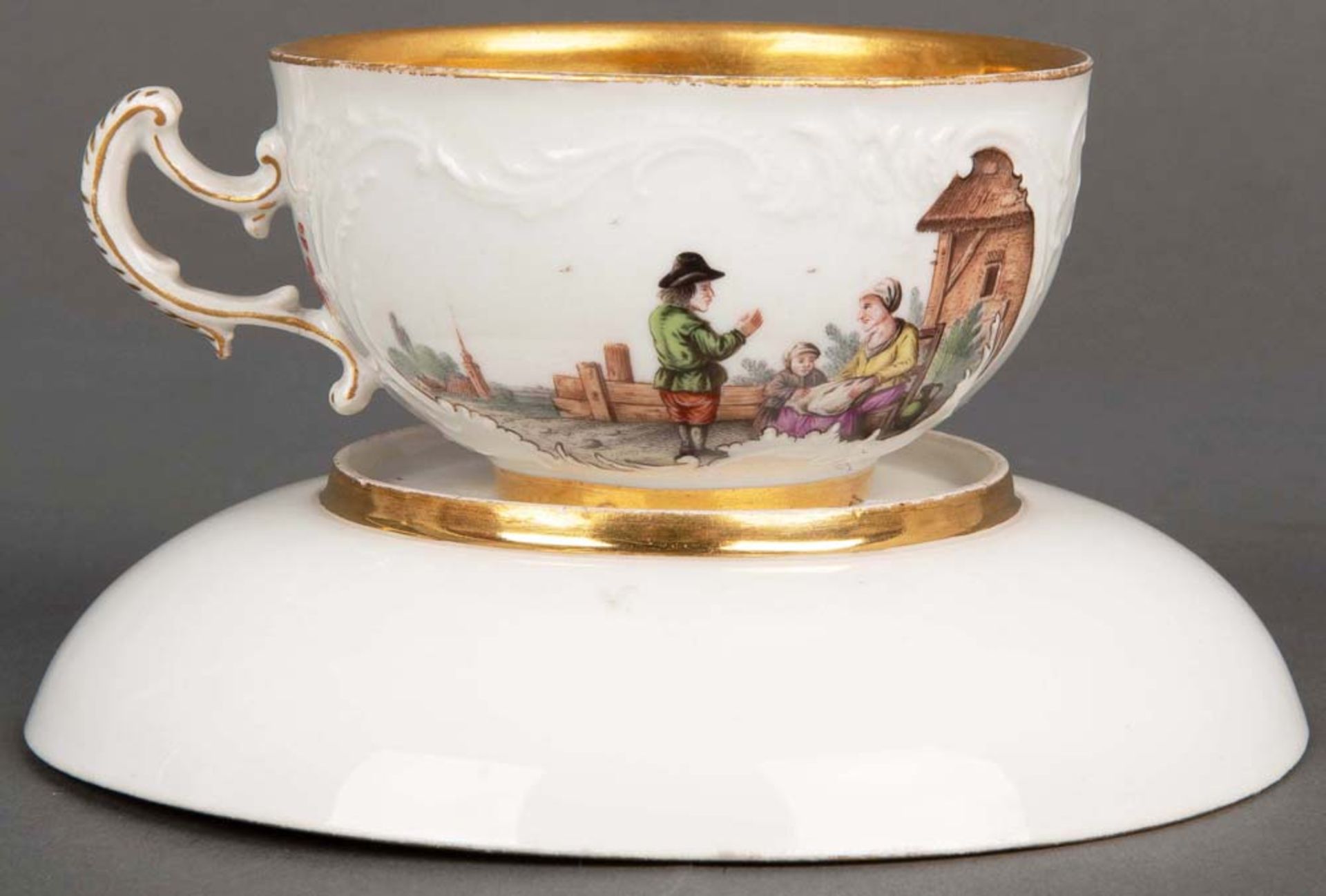 Tasse mit Unterschale „Dulongrelief“. Meissen 1745. Porzellan, bunt bemalt mit Bauernszenerien in - Bild 2 aus 3