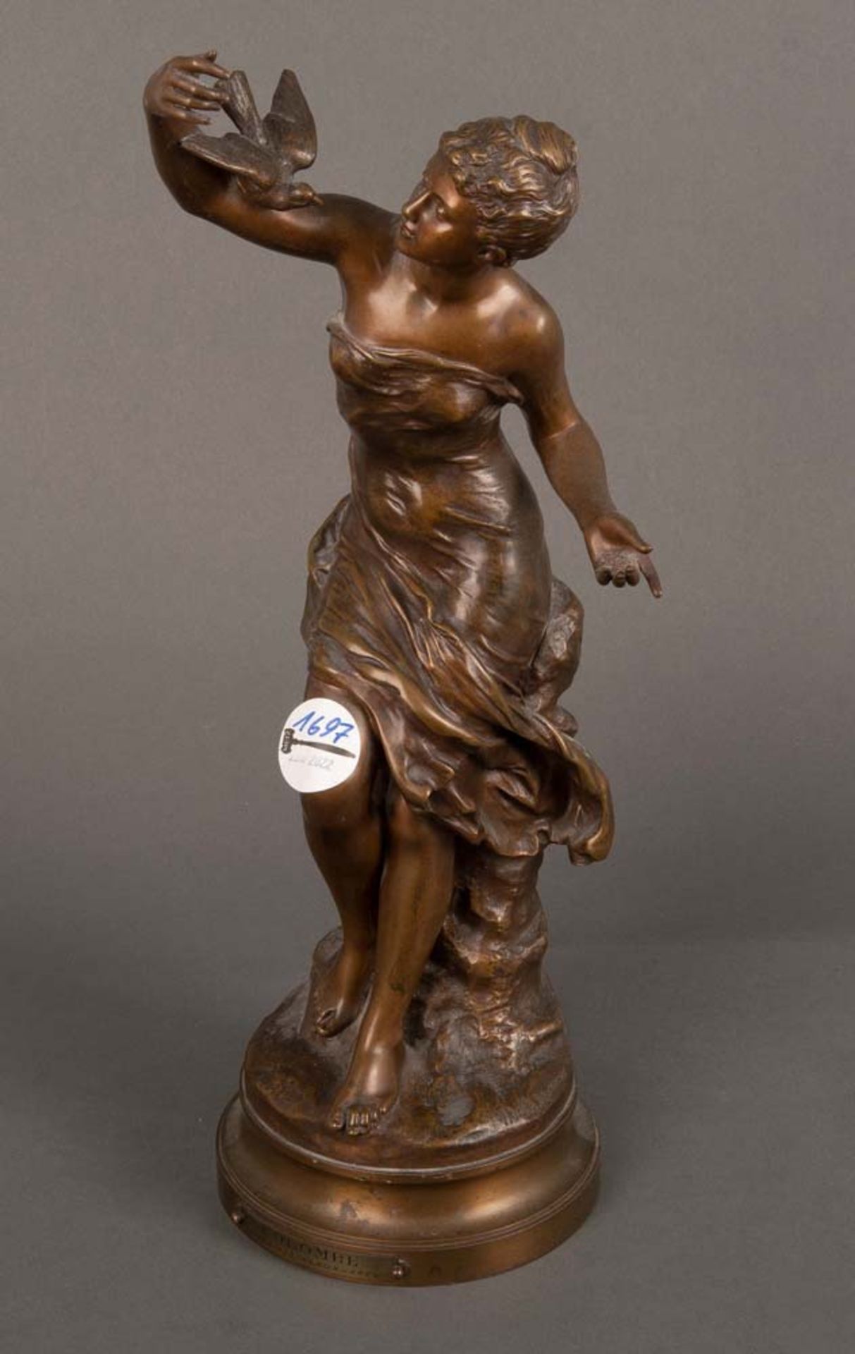 Mathurin Moreau (1822-1912). Stehende Dame. Bronze, angebrachtes Schild „COLOMBE SALON DES BEAUX-