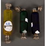 Drei verschiedene Flacons. Böhmen 19. Jh. Farbiges Glas, jeweils mit zwei Silberverschlüssen, H=10