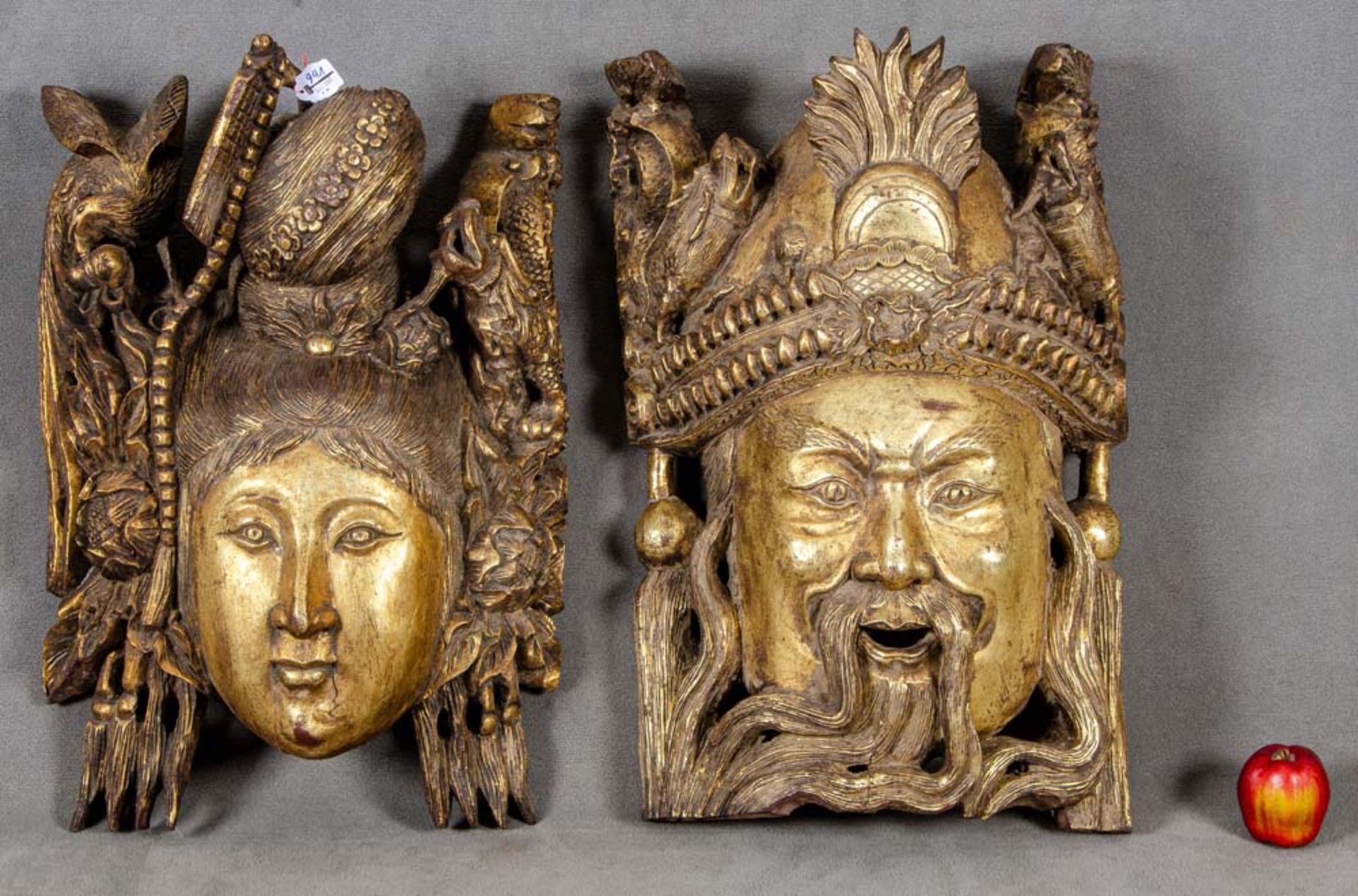 Zwei Reliefschnitzereien. Asien. Holz, geschnitzt auf Kreidegrund vergoldet, H=65 cm, B=41 cm, T=