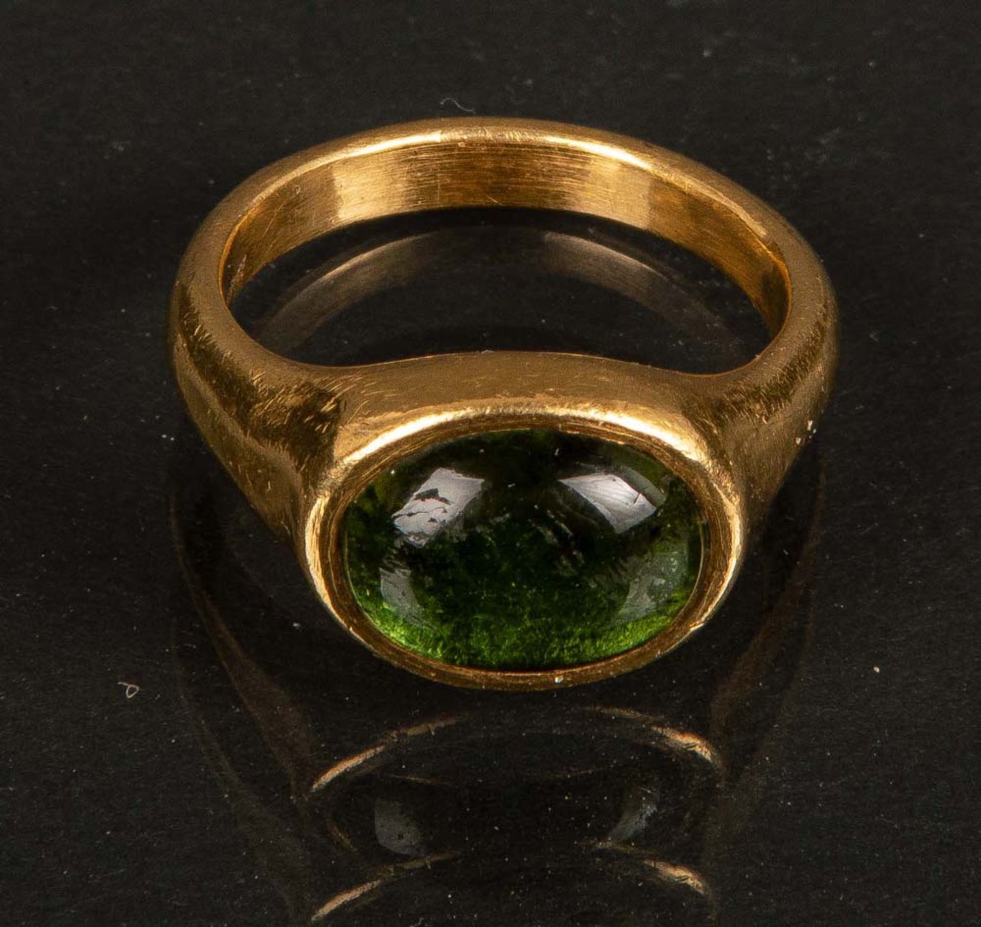 Ring. 22 ct Gold, ca. 13 g, besetzt mit Farbstein-Cabochon, Ringgöße 58.