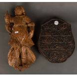 Stehender Engel und Wappenschild. Jeweils Holz, Schild mit Beschriftung in Spiegelschrift, H=45 cm
