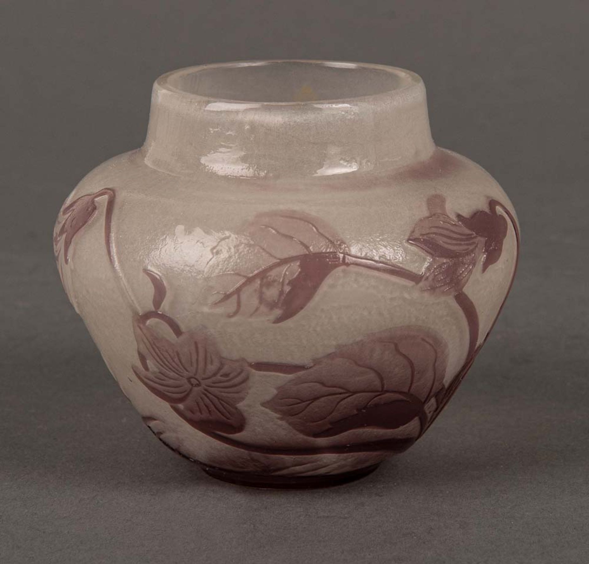 Jugendstil-Vase. Nancy, Émile Gallé um 1900. Farbloses Glas, farbig überfangen und poliert, an der