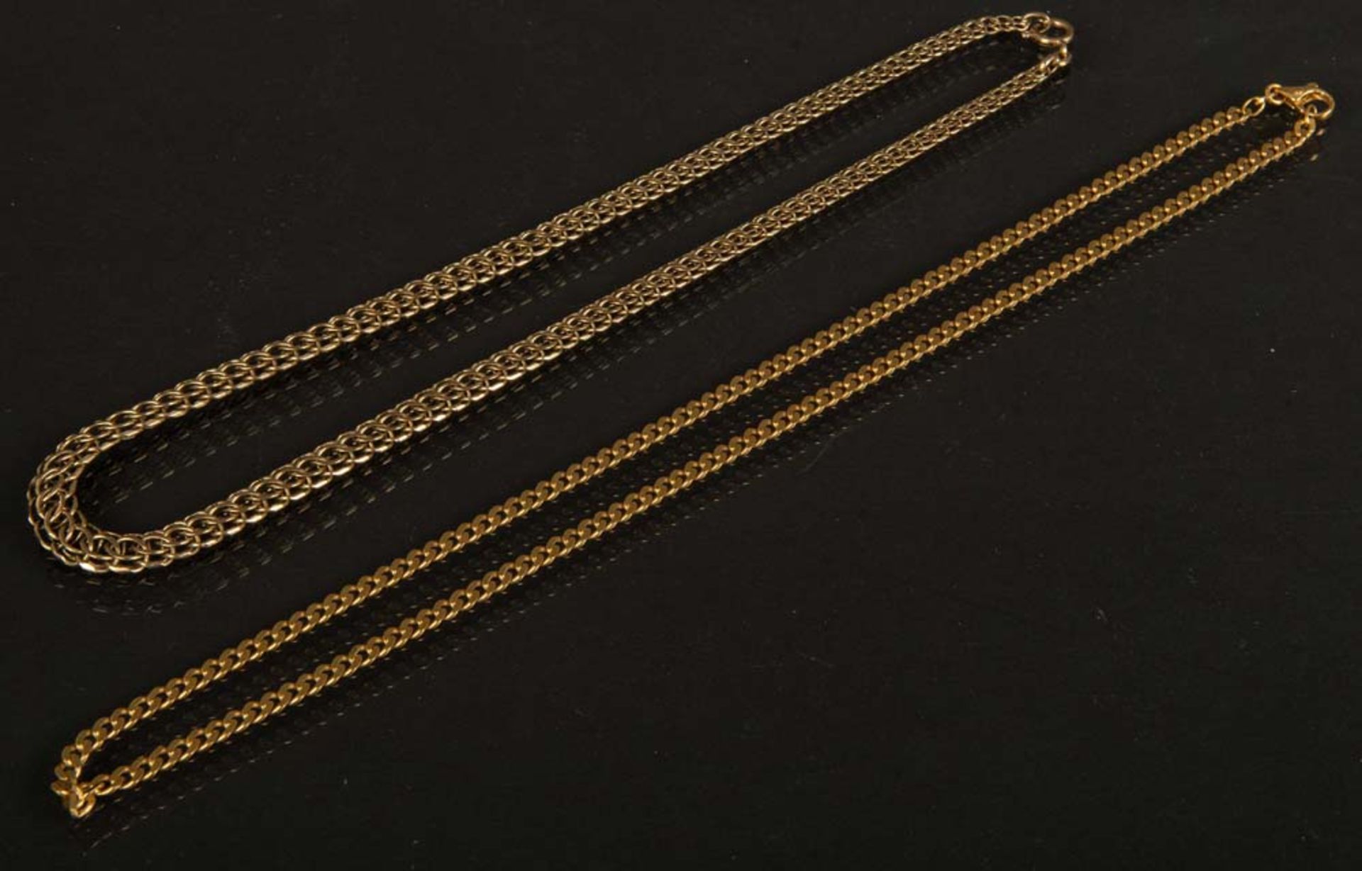 Zwei Halsketten. 8 ct Gold, ca. 26 g.