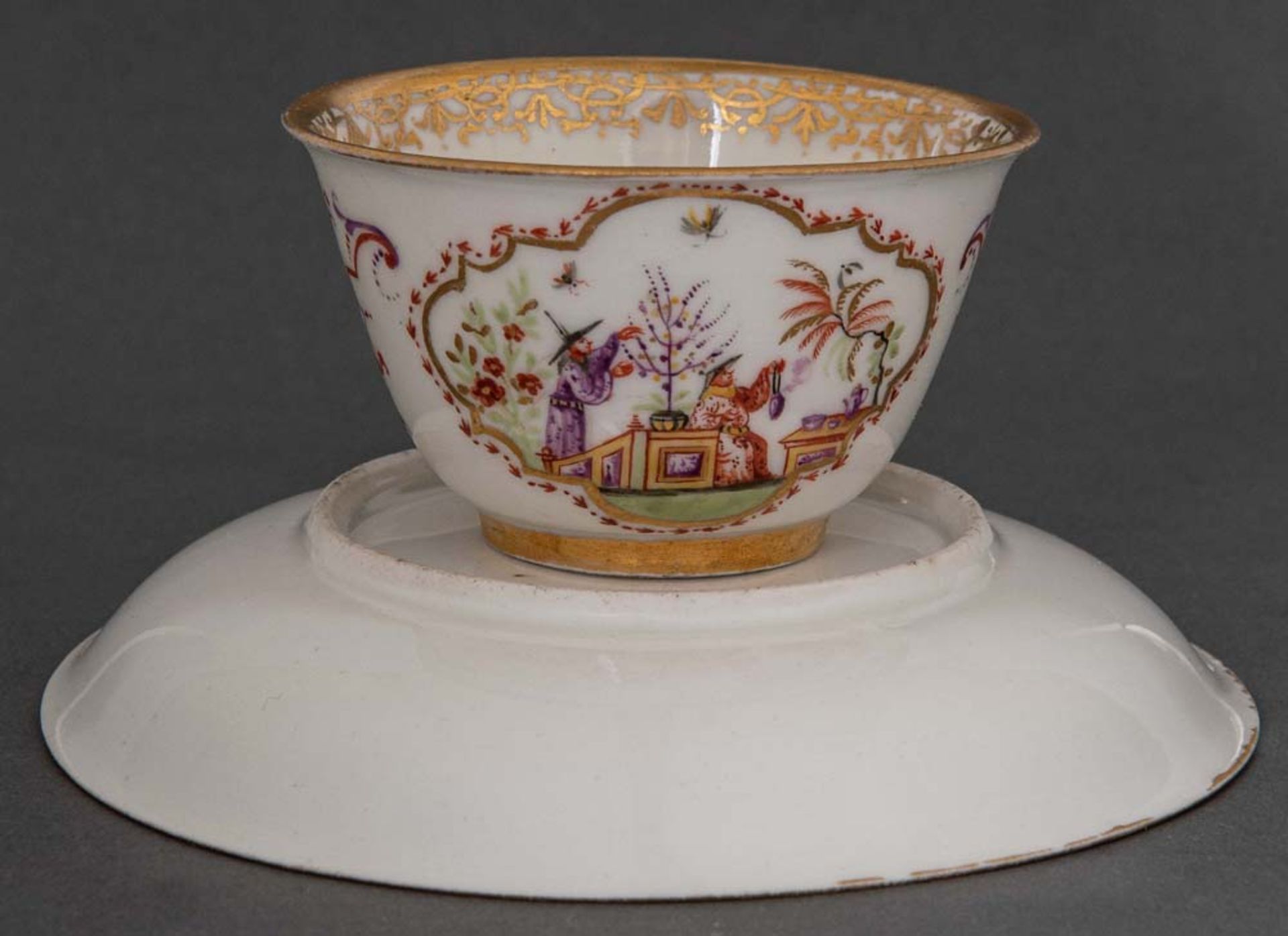 Koppchen mit Unterschale. Meissen 1725. Beide Teile mit Goldspitzenbordüren und -kartuschen, - Image 2 of 2