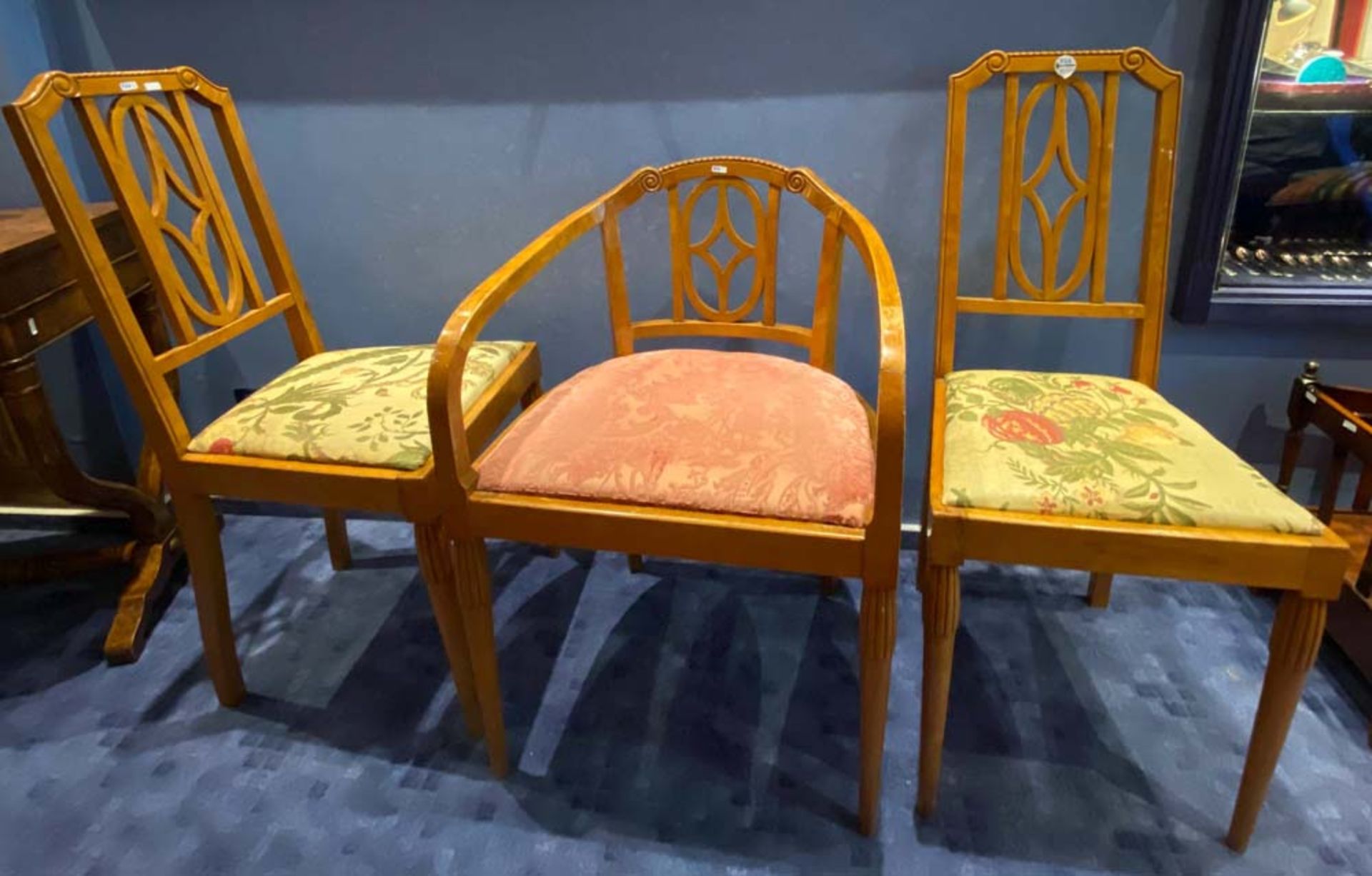 Paar Art Déco-Stühle und ein Sessel. Deutsch 1920. Geflammte Birke, teilw. geschnitzt.