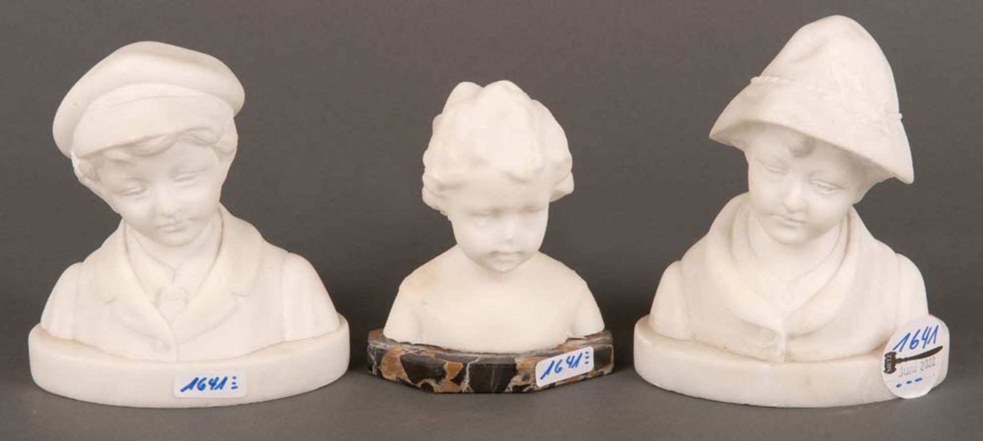 Drei Kinderbüsten. Wohl Italien um 1900. Weißer Marmor, gehauen, H=11,2 bis 13,5 cm.