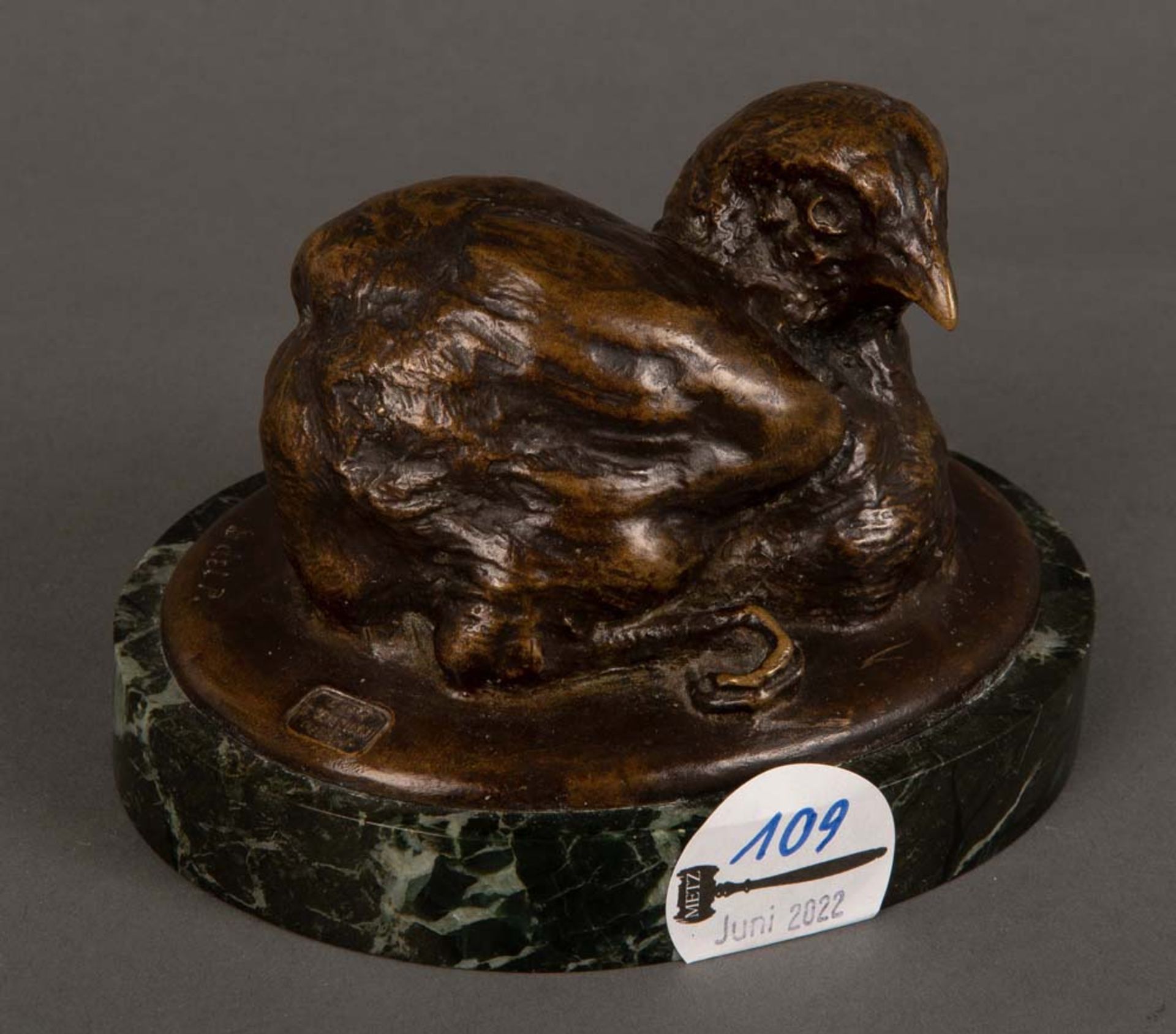 Italienischer Bildhauer des 19./20. Jhs. Liegendes Küken. Bronze, auf Marmorsockel, verso