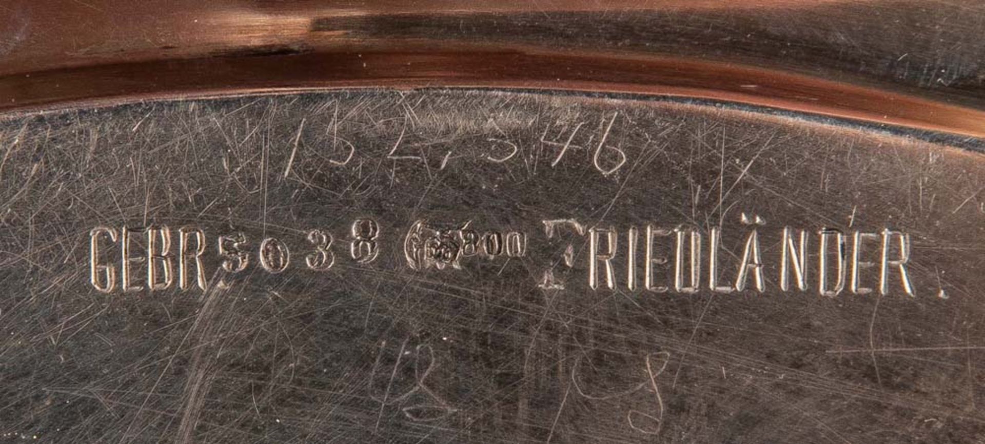 Rundes Tablett. Berlin, Gebr. Friedländer um 1900. 800er Silber, ca. 555 g, verso gepunzt, D=30 cm. - Bild 2 aus 2