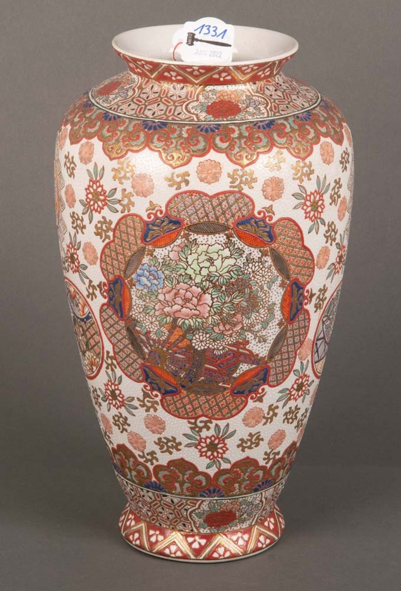 Vase. Asien. Porzellan, bunt bemalt mit Floral- und Golddekor, H=25 cm.