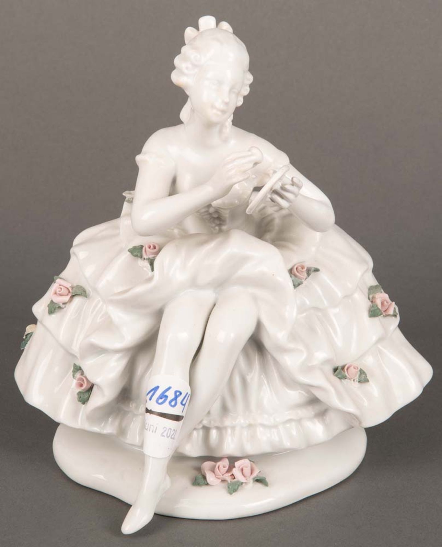 Sitzende Dame. Wilhelm Göbel 20. Jh. Porzellan, weiß glasiert, mit aufbossierten Rosen, H=12,2