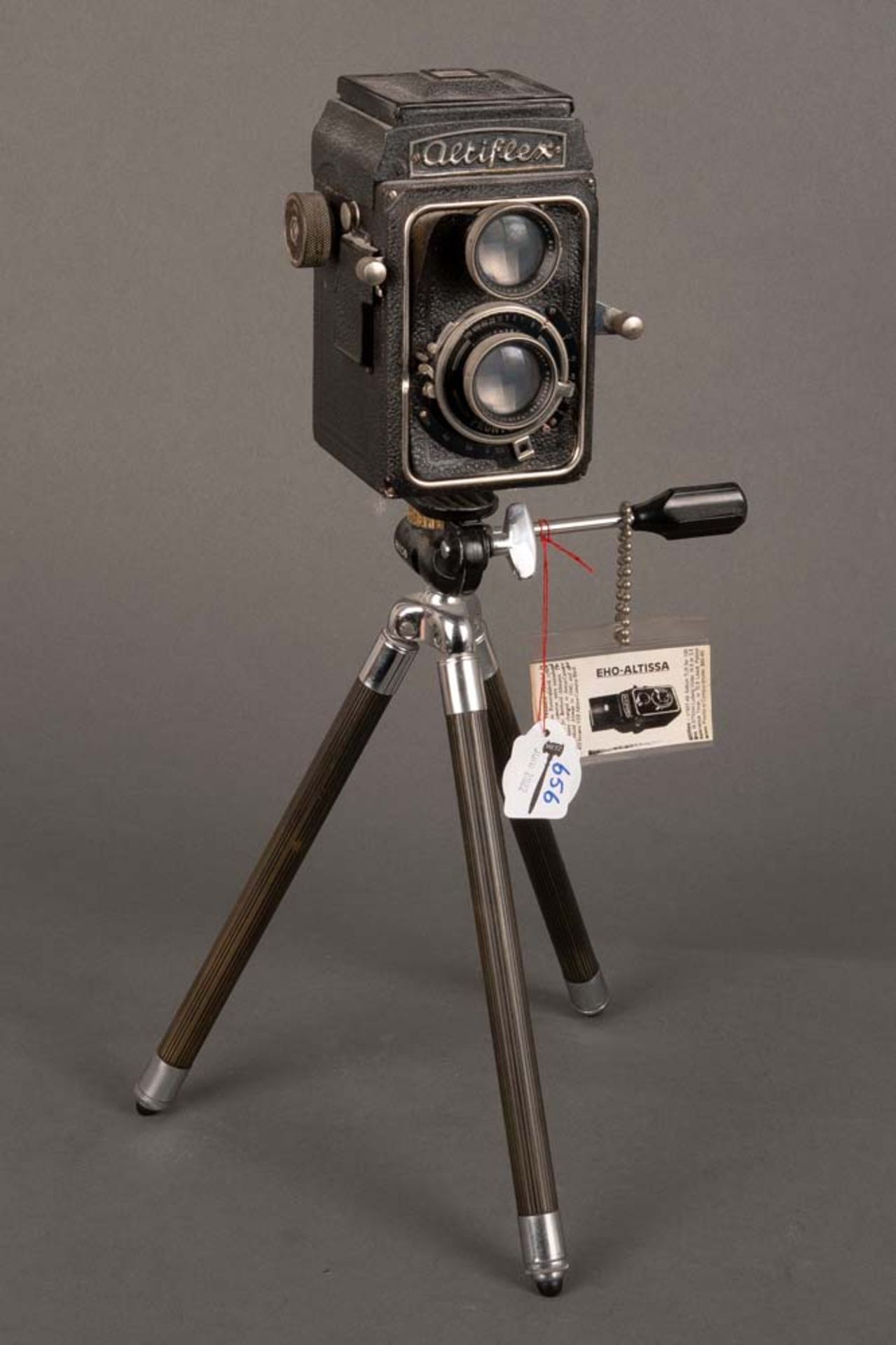 Kamera auf Stativ. EHO-ALTISSA, Altiflex 1937-49, H=13 cm, B=7,8 cm, T=9,7 cm. (Funktion ungeprüft)