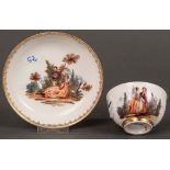 Koppchen mit Unterschale. Meissen 1750. Porzellan, bunt bemalt mit Komödienszenerien, am Boden