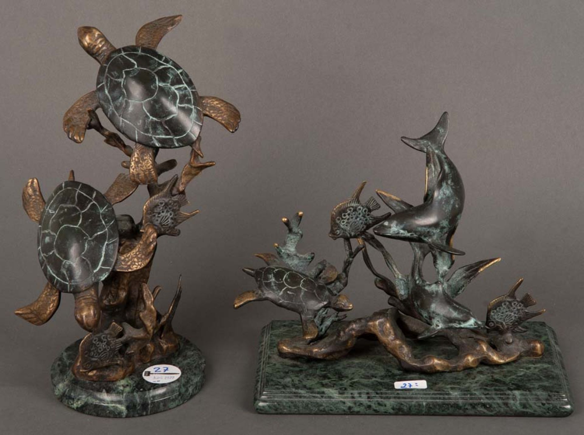 Zwei Bronzegruppen. Wohl Deutsch. Schildkröten, Delfine und Diskusfische. Bronze auf Marmorsockel,