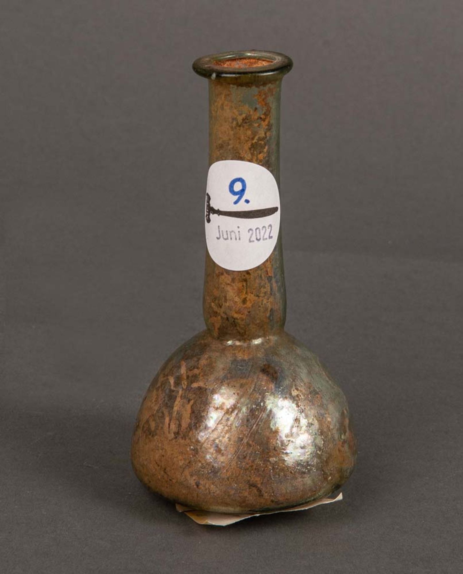 Kleine Vase. Wohl römisch 3. bis 1. Jh. v. Chr. Lüstrierendes Glas, H=12,7 cm.