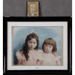 Maler des 20. Jhs. Kinderportrait. Pastell, hi./Gl./gerahmt, dazu Kinderfoto in Lederrahmen, 42 x