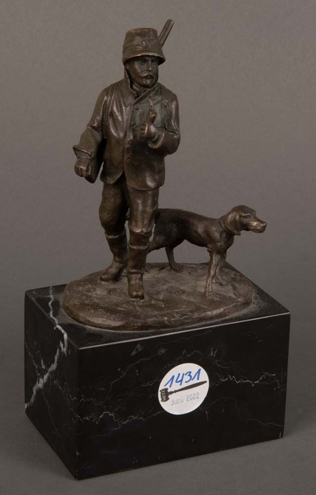 Th. Rigel (Skulpteur des 20. Jhs.). Rauchender Jäger mit Hund. Bronze, auf Marmorsockel, sign.,