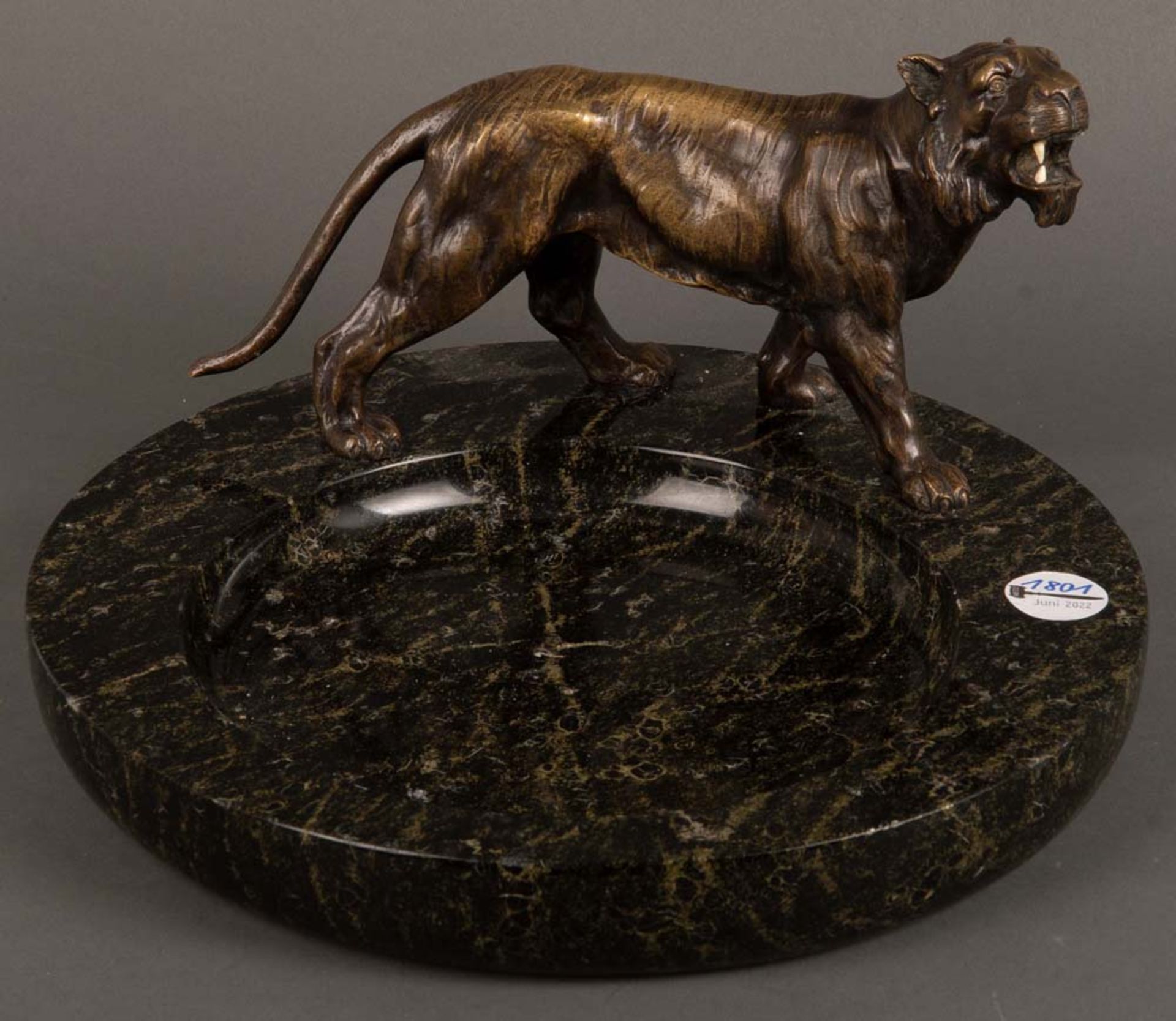 Runde große Marmorschale. Deutsch um 1880. Auf dem Rand Bronze-Tiger, H=20,5 cm, D=34 cm. (Zähne