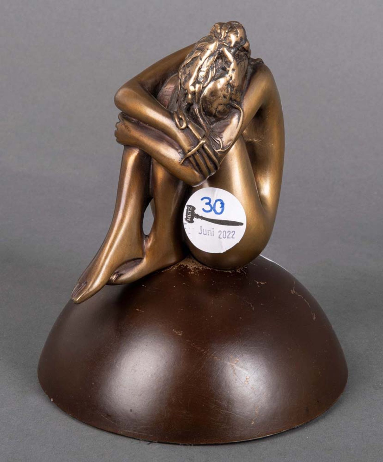 Bruno Bruni, geb. 1935. La Felicità. Sitzende, nackte Frau. Bronze, am Boden sign., limitierte
