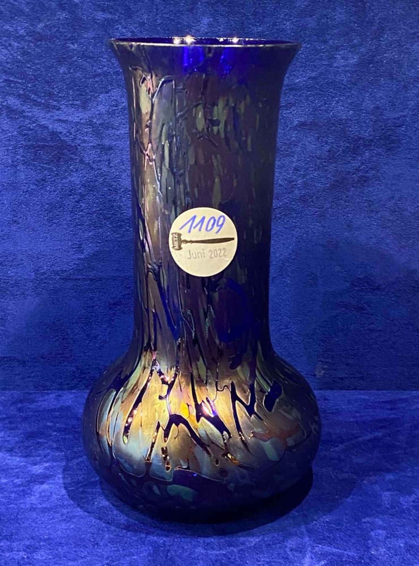Jugendstil-Vase. Pallme-König & Habel um 1900. Farbloses Glas, violett lüstrierend überfangen, H=