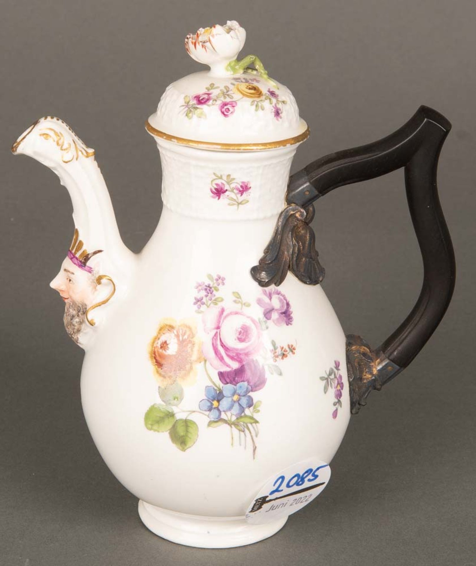 Maskaronenkanne. Meissen 1730-35. Porzellan, bunt bemalt, mit Floraldekor, am Boden unterglasurblaue