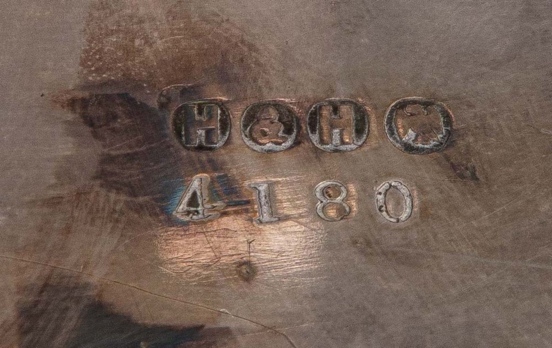 Großes ovales Henkeltablett. England 19. Jh. Sterlingsilber, ca. 2.949 g, verso gepunzt, H=6 cm, B= - Bild 3 aus 3