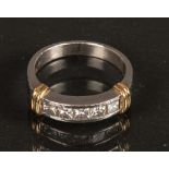 Ring. 18 ct Gelbgold und Platin. Diamanten in Prinzessschliff, ca. 0,50 ct, Top Wesselton, vvsi, ca.