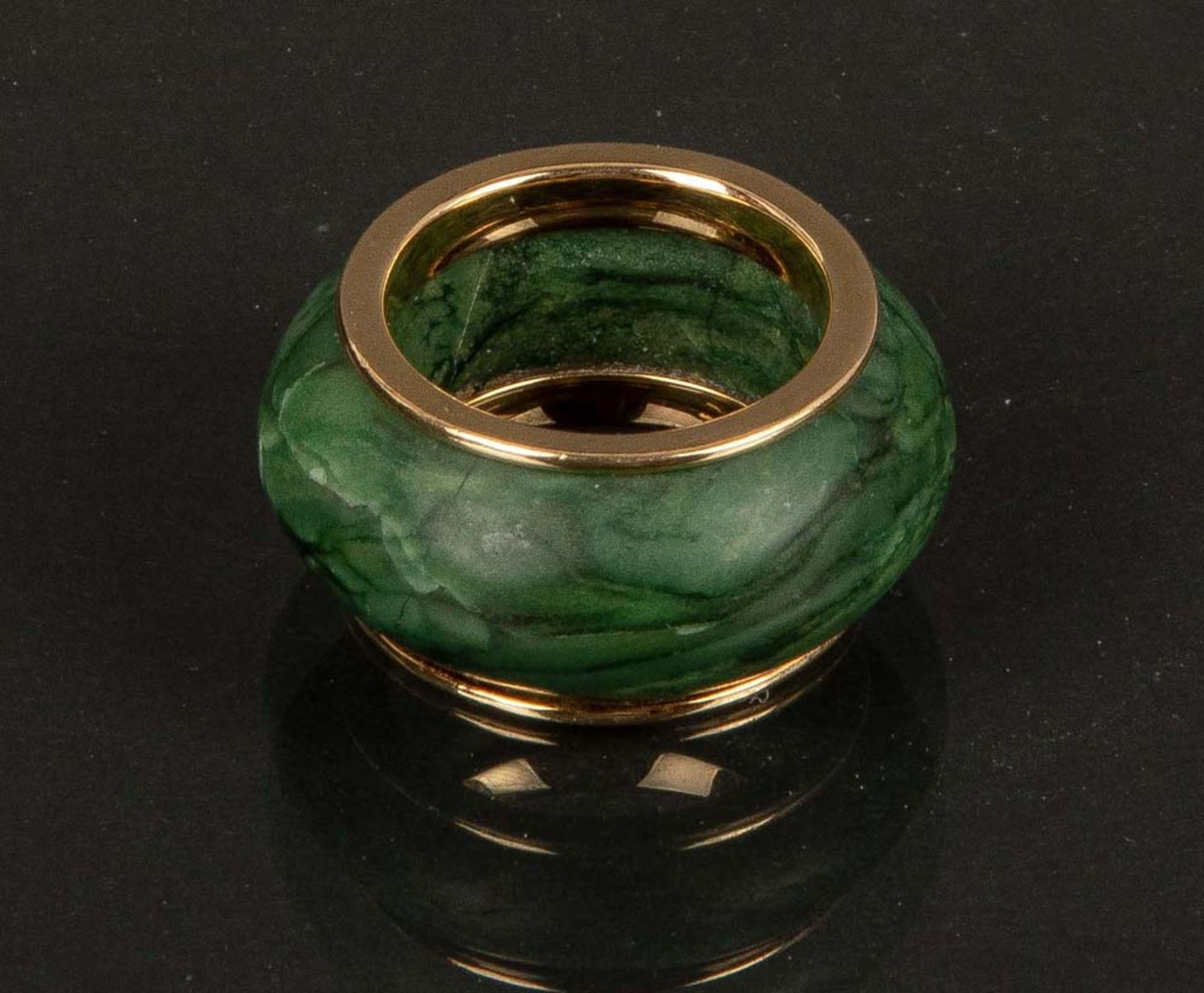 Designer-Ring. 18 ct Gold, ca. 15 g, besetzt mit versteinertem Holz, Ringgröße 56.