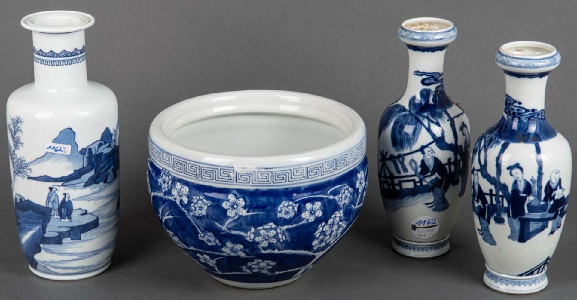 Paar Vasen, runde Schale und weitere Vase. Asien. Porzellan, unterglasurblau bemalt, am Boden