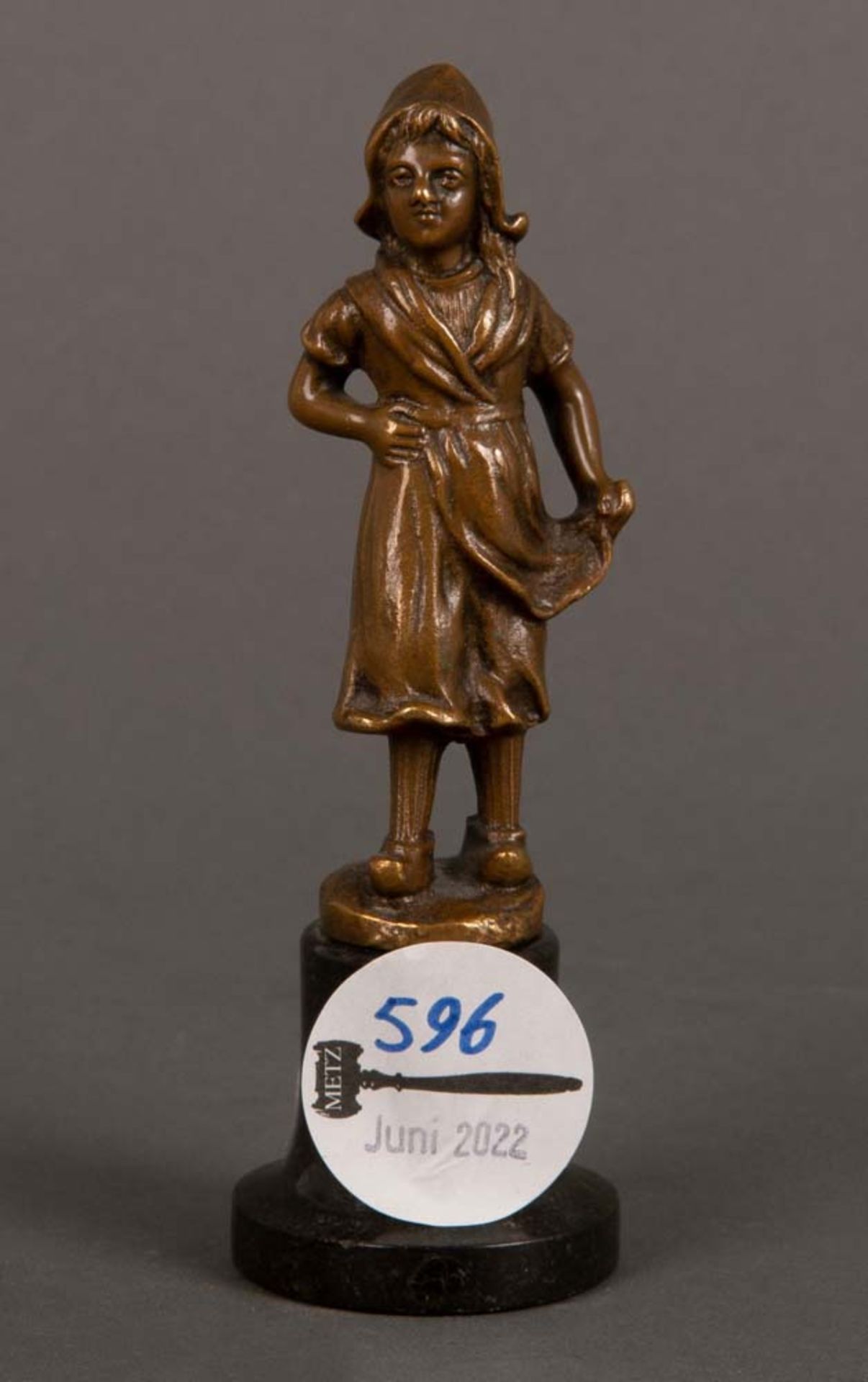Skulpteur des 19. Jhs. Holländisches Mädchen. Bronze auf Marmorsockel, H=9,5 bzw. 13,2 cm.