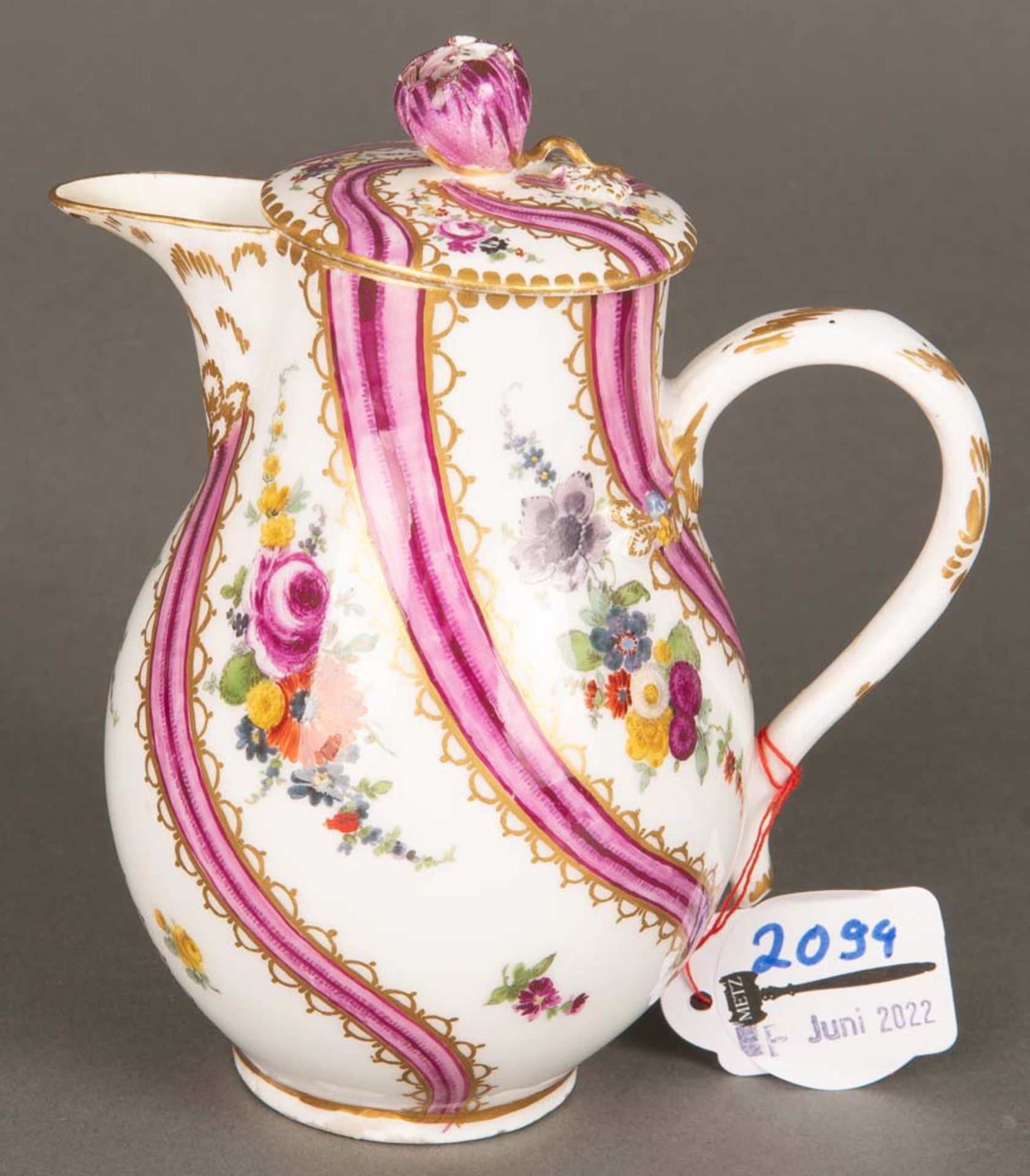 Kanne „Tapetenmuster“. Meissen 1763-73. Porzellan, bunt bemalt, am Boden gemarkt, H=15 cm. (rest.)