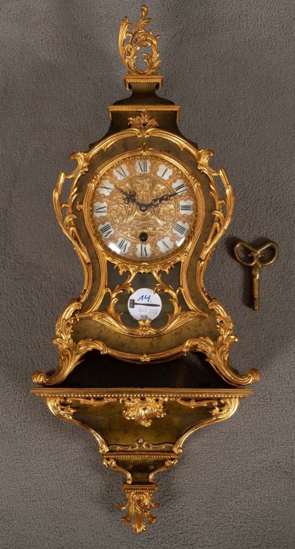 Pendule auf Konsole. Deutsch 20. Jh. Metall- bzw. Kunstmassegehäuse mit Bronzeapplikationen; Werk